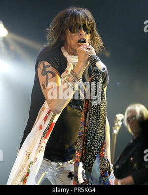 Steven Tyler con Aerosmith esegue in concerto presso il Bank Atlantic Center di Sunrise in Florida, il 19 gennaio 2006. Foto Stock