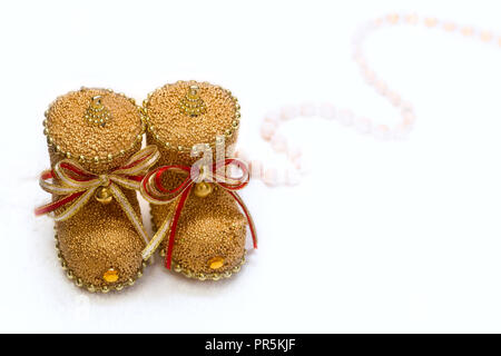 Santa's stivali con decorazioni di Natale su bianco backgrownd Foto Stock