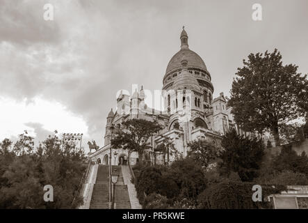 Parigi, Francia - 7 Agosto 2018: Basilica Sacre Coeur di Montmartre a Parigi, Francia, al crepuscolo in tonalità seppia. Foto Stock