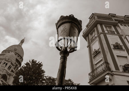 Parigi, Francia - 7 Agosto 2018: Cupola della Basilica del Sacre Coeur, una classica lampost e costruzione di Montmartre a Parigi in Francia in tonalità seppia. Foto Stock