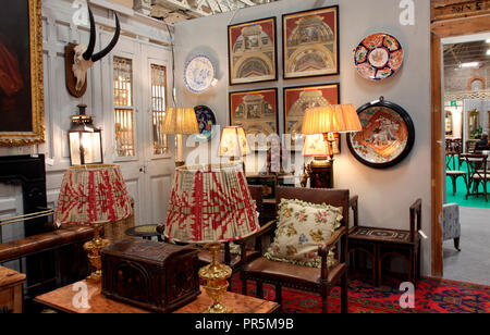 Antiquari a Timeless, la Fiera di IADA, Dublino 2018 Foto Stock