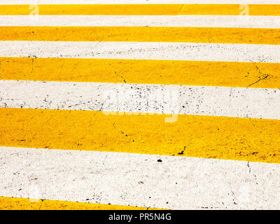 Zebra crossing, street crosswalk pedonale con pali bianchi e gialli Foto Stock