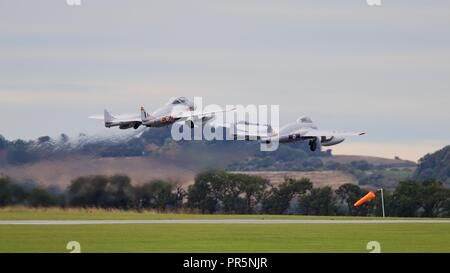 Due Vampire De Havilland getti azionati dal Norwegian Air Force squadrone storico battenti al Duxford battaglia della Gran Bretagna su airshow il 23/9/18 Foto Stock