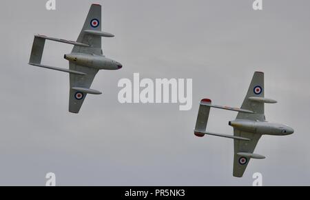 Due Vampire De Havilland getti azionati dal Norwegian Air Force squadrone storico battenti al Duxford battaglia della Gran Bretagna su airshow il 23/9/18 Foto Stock