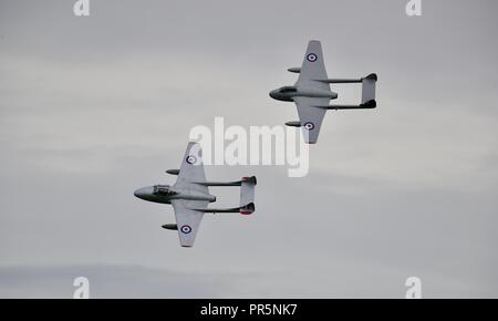 Due Vampire De Havilland getti azionati dal Norwegian Air Force squadrone storico battenti al Duxford battaglia della Gran Bretagna su airshow il 23/9/18 Foto Stock