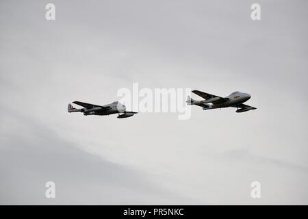 Due Vampire De Havilland getti azionati dal Norwegian Air Force squadrone storico battenti al Duxford battaglia della Gran Bretagna su airshow il 23/9/18 Foto Stock