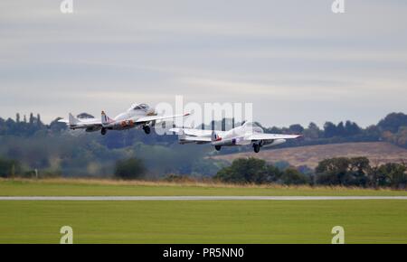 Due Vampire De Havilland getti azionati dal Norwegian Air Force squadrone storico battenti al Duxford battaglia della Gran Bretagna su airshow il 23/9/18 Foto Stock