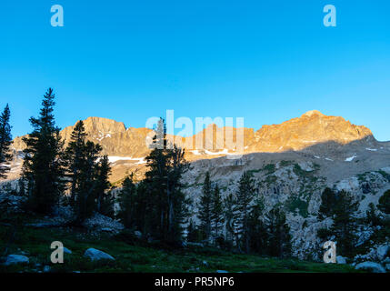 Sunrise lungo il fiume King con il nero si dividono in background. John Muir Trail/Pacific Crest Trail; Sequoia Kings Canyon deserto; Kings Cany Foto Stock