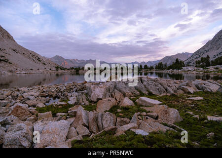 Sunrise vista in un lago senza nome (appena a valle dal lago di Marjorie). John Muir Trail/Pacific Crest Trail; Sequoia Kings Canyon deserto; Kings Cany Foto Stock