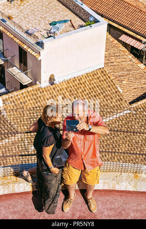 Monreale, Italia - 18 Settembre 2017: Coppia di mezza età rendendo selfie a Monreale, sicilia, Italia Foto Stock