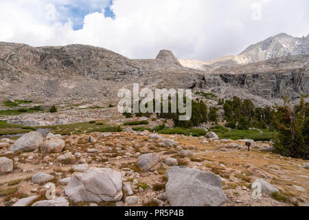 Camping sopra il prato Vidette; John Muir Trail/Pacific Crest Trail; Sequoia Kings Canyon deserto; Kings Canyon National Park; Sierra Nevada Mountain Foto Stock