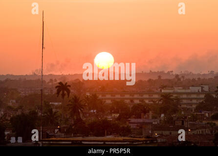 Sun impostazione su un inquinate città di Camaguey nell isola di Cuba Foto Stock