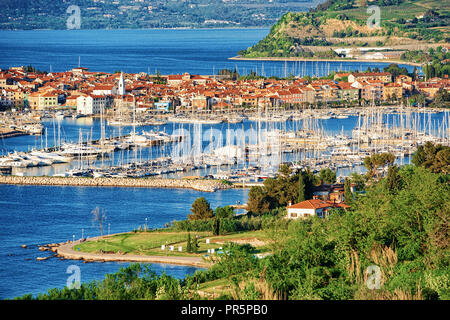 Vista panoramica sulla marina nel mare Adriatico in Izola villaggio di pescatori, Slovenia Foto Stock