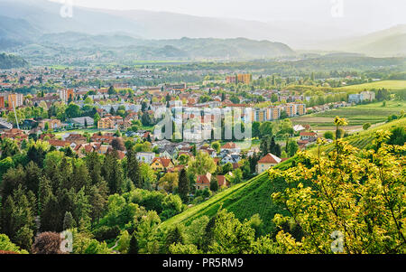 I vigneti in collina Piramida e la città di Maribor, abbassare la Stiria, Slovenia Foto Stock