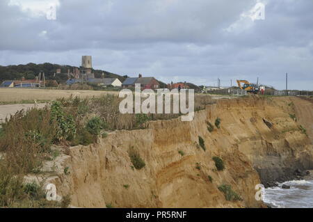 Erosione costiera a Happisburgh nel nord-est di Norfolk, Inghilterra, Regno Unito Foto Stock