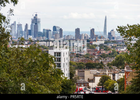 Vista del portone e la città di Londra da Hornsey Lane Bridge, a nord di Islington, London, Regno Unito Foto Stock