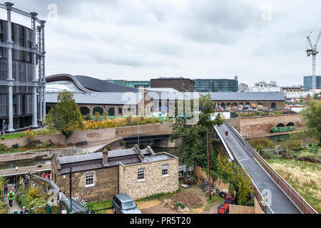 Il ricostruito e conservato in stile vittoriano e gasometri a Somers Town Bridge a San Pancrazio serratura, King's Cross, Londra, Regno Unito, 2018 Foto Stock