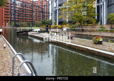 Un giorno di pioggia a San Pancrazio serratura, King's Cross, London, Regno Unito Foto Stock