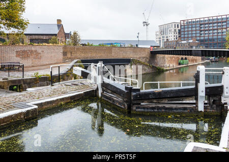 Un giorno di pioggia a San Pancrazio serratura, King's Cross, London, Regno Unito Foto Stock