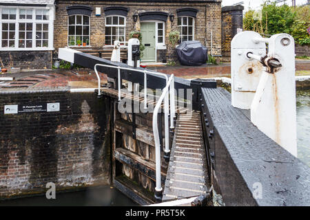 Un giorno di pioggia a San Pancrazio serratura, King's Cross, London, Regno Unito Foto Stock