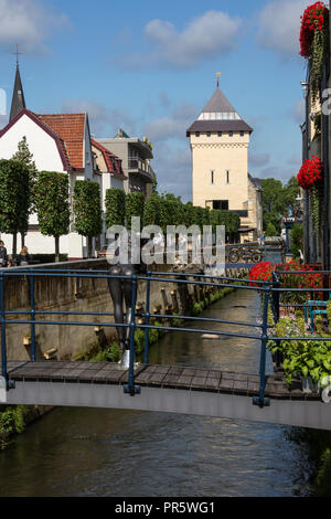 Il fiume Geul scorre passato edifici storici nella cittadina di Valkenburg aan de Geul nella provincia del Limburgo olandese. Foto Stock