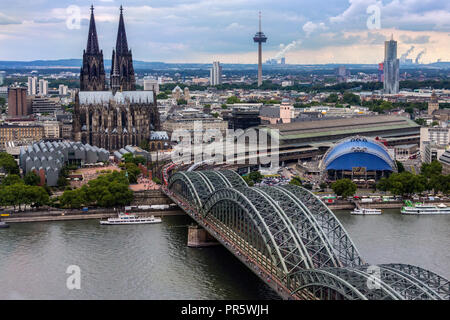 Il ponte di Hohenzollern e Cattedrale di Colonia nel settore industriale e l'università della città di Colonia, situata sul fiume Reno in Germania. Foto Stock