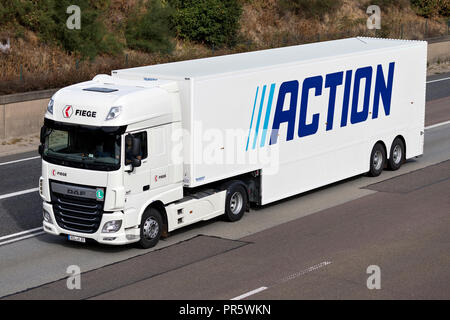 Azione carrello su autostrada. Azione è un sconto olandese store-catena, che vende a basso budget, non alimentari e alcuni prodotti alimentari. Foto Stock