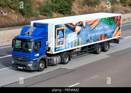 Aldi Süd carrello su autostrada. Aldi è un azienda leader a livello globale di sconto catena di supermercati con quasi 10.000 negozi in 18 paesi. Foto Stock