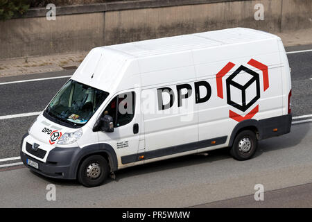 Consegna DPD van su autostrada. DPDgroup è la international parcel delivery network di Stato francese di proprietà del servizio postale di La Poste. Foto Stock