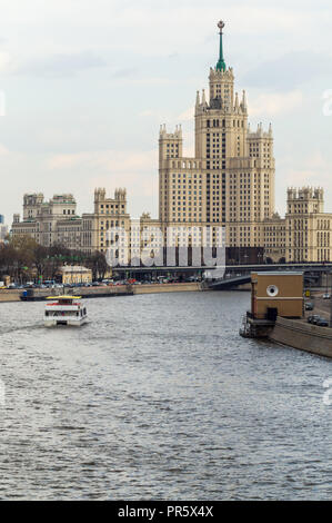 Aprile 21,2018, Mosca, Russia: la vista di Embankment , Mosca fiume e Kotelnicheskaya Stalin s grattacielo a Mosca, Russia, verticale. Foto Stock