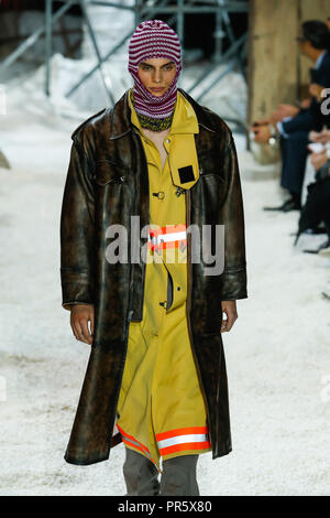 NEW YORK, NY - 13 febbraio: un modello passeggiate sulla pista di Calvin Klein Collezione durante la settimana della moda di New York il 13 febbraio 2018 nella città di New York. Foto Stock