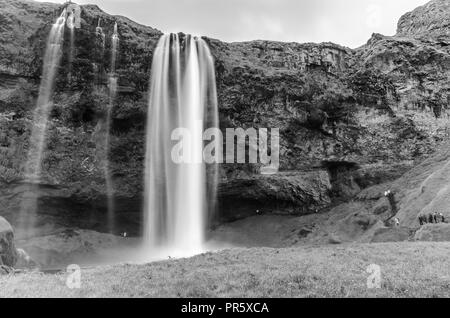 Seljalandsfoss di Islanda in artistiche in bianco e nero Foto Stock