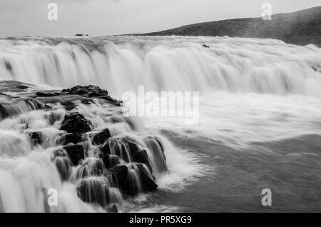 Gullfoss di Islanda in artistiche in bianco e nero Foto Stock