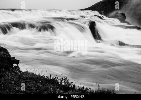 Gullfoss di Islanda in artistiche in bianco e nero Foto Stock