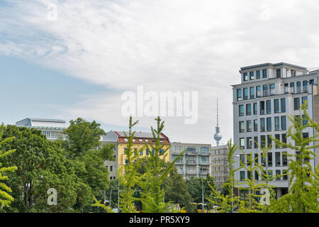 Paesaggio urbano del quartiere Mitte di Berlino in Germania con il Berliner Fernsehturm, la famosa torre della televisione in background Foto Stock