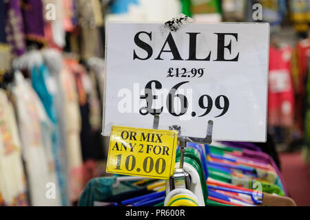 Prodotti per la vendita in Bradford's Oastler shopping centre, Bradford, West Yorkshire, Regno Unito Foto Stock