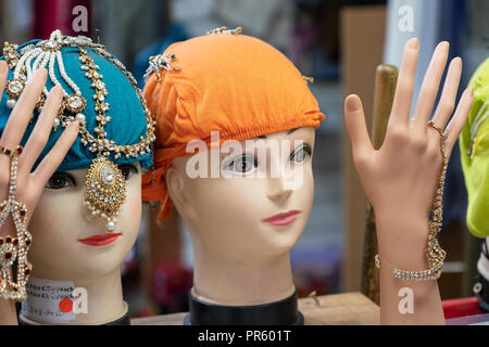 Prodotti per la vendita in Bradford's Oastler shopping centre, Bradford, West Yorkshire, Regno Unito Foto Stock