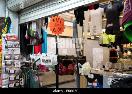 Prodotti per la vendita in Bradford's Oastler shopping centre, Bradford, West Yorkshire, Regno Unito Foto Stock