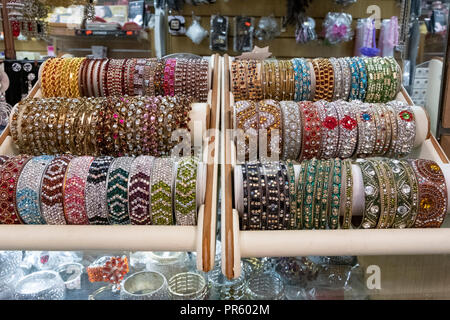 Prodotti per la vendita in Bradford's Oastler shopping centre, Bradford, West Yorkshire, Regno Unito Foto Stock