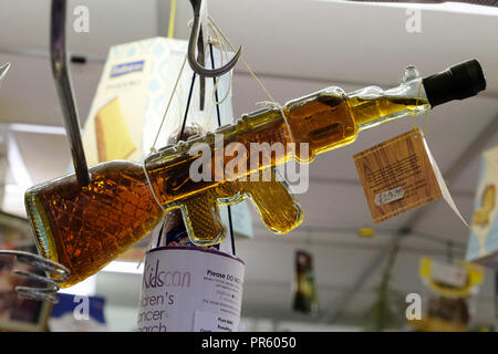 Prodotti per la vendita in Bradford's Oastler shopping centre, Bradford, West Yorkshire, Regno Unito Foto Stock