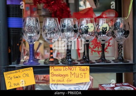 Prodotti per la vendita in Bradford's Oastler shopping centre, Bradford, West Yorkshire, Regno Unito Foto Stock