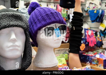 Prodotti per la vendita in Bradford's Oastler shopping centre, Bradford, West Yorkshire, Regno Unito Foto Stock