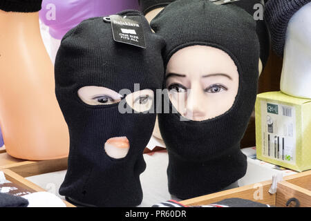 Prodotti per la vendita in Bradford's Oastler shopping centre, Bradford, West Yorkshire, Regno Unito Foto Stock