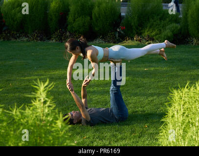 Acrobazie in fun park uomo e donna Foto Stock