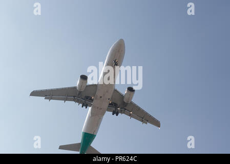 Volo in aeroplano fino ad alta e uscire dall'aeroporto Foto Stock