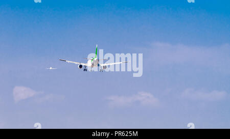 Due grandi aeroplani, uno sbarco e un altro tenendo fuori dall'aeroporto Foto Stock