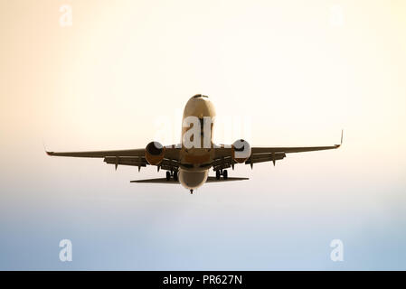 Vista ravvicinata di un aeromobile avvicinandosi all'aeroporto a terra Foto Stock
