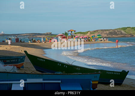 Canoe di pescatori e bagnanti sole in spiaggia urbana, Praia da Costa, Vila Velha, Espirito Santo, Brasile
