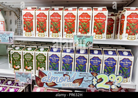 Miami Florida,Trader Joe's supermercato alimentari negozio alimentare, all'interno, shopping acquirenti negozio negozi mercato mercati mercato di acquisto selli Foto Stock