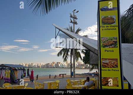Pressione di stallo di frutti di mare in spiaggia urbana, Praia da Costa, Vila Velha, Espirito Santo, Brasile